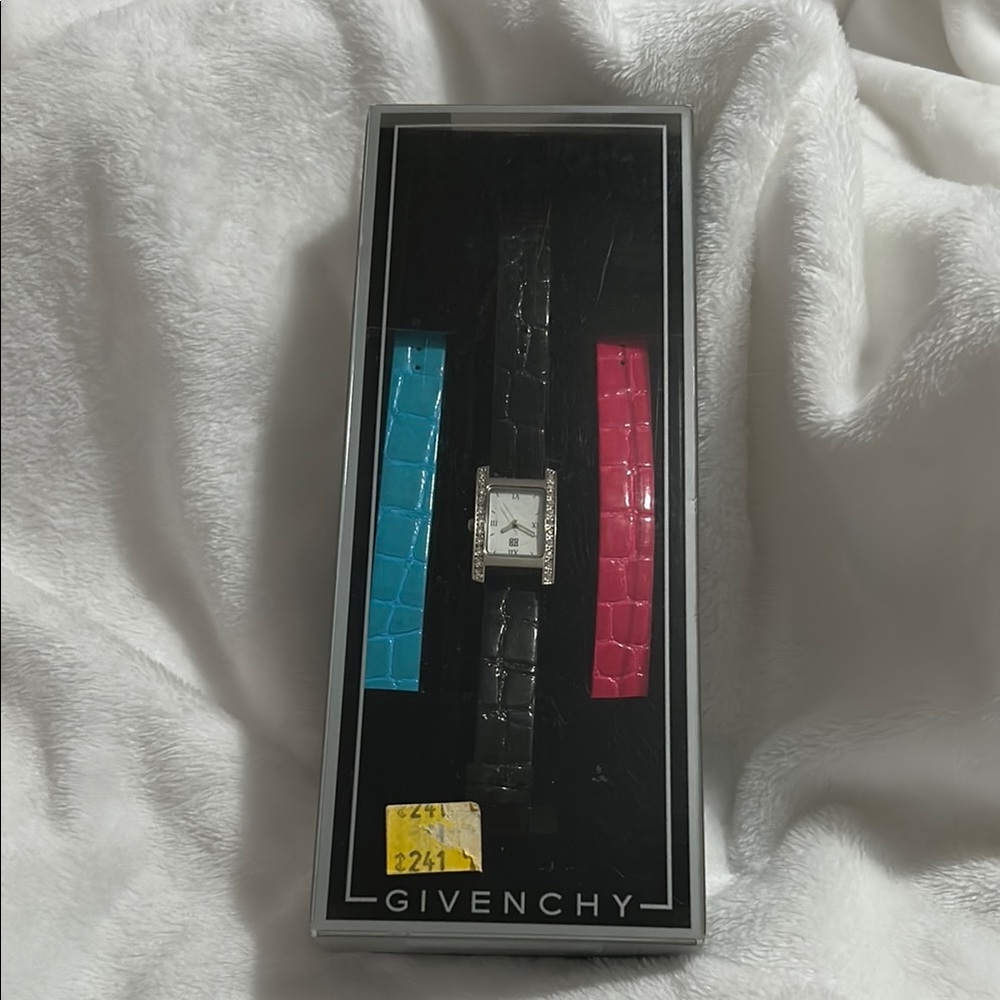 Vintage Givenchy Watch with Three Interchangeable Leather Straps 🩵🖤🩷